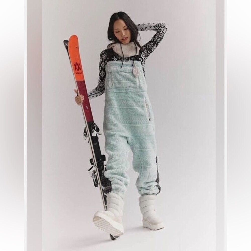 Free People Hit TheโSlopes Overalls FP Movement
Size Medium mint geo combo